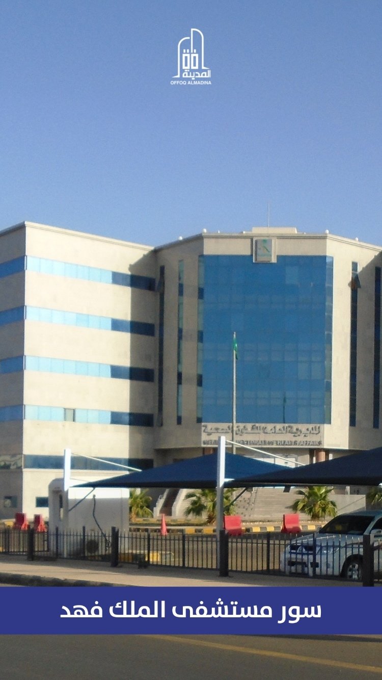 باب مدخل رئيسي فاخر من الألمنيوم المصقول، تصنيع وإبداع من أفق المدينة للصناعات المعدنية.