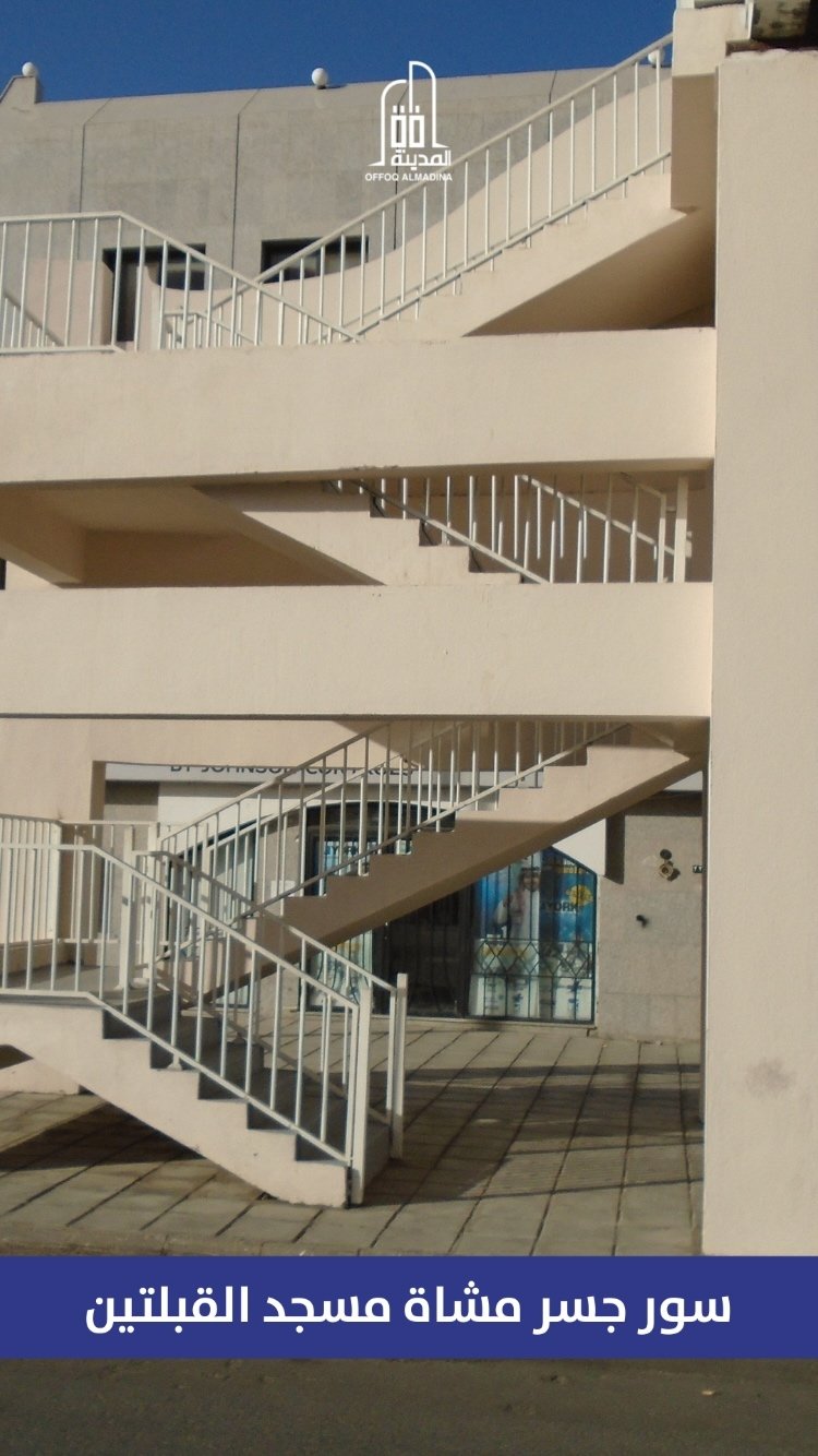 زخارف وتفاصيل فنية دقيقة من الحديد المطاوع لمنتج درابزين، تظهر براعة التصنيع في أفق المدينة.